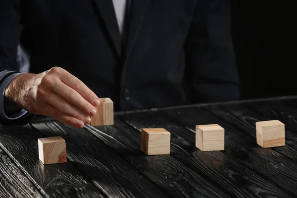 Hombre y cubos de madera —  Fotos de Stock