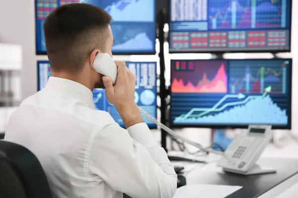 Männlicher Aktienhändler im Amt — Stockfoto