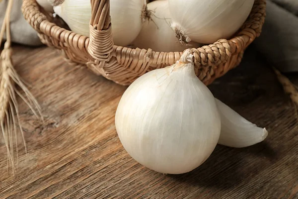 Cebolla madura en mesa de madera — Stok fotoğraf