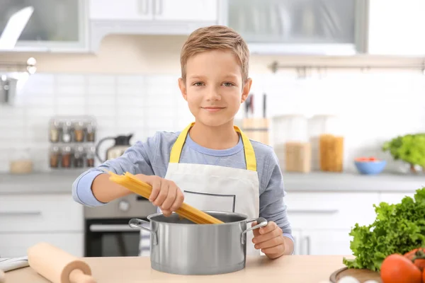 Mignon petit garçon cuisine dans la cuisine — Photo