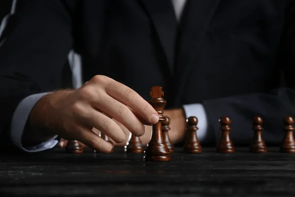 Hombre jugando ajedrez — Foto de Stock