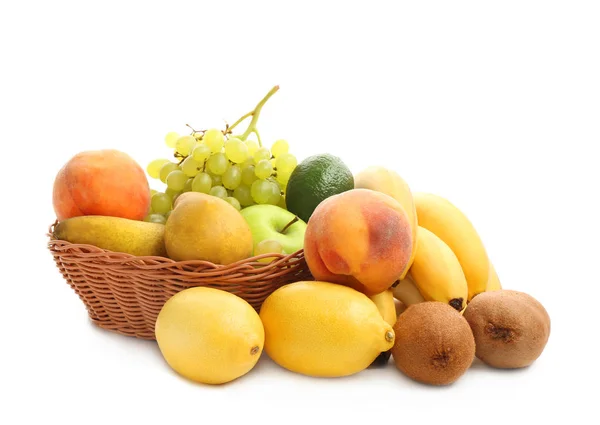 Свежие фрукты и корзина — стоковое фото