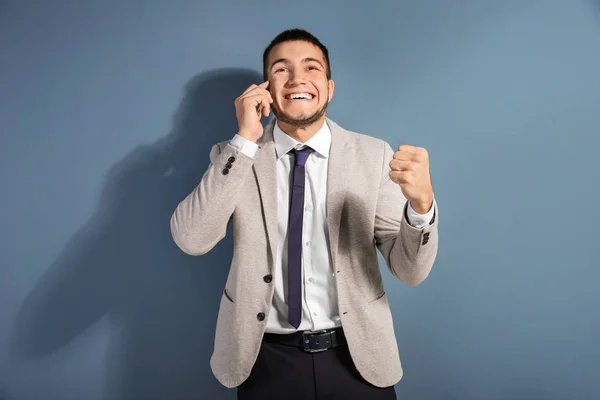 Щаслива людина в офіційному костюмі розмовляє по телефону — стокове фото