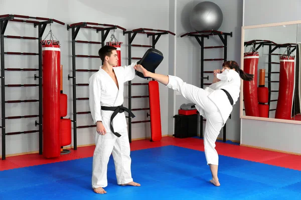 Hombre y mujer practicando karate — Foto de Stock
