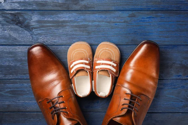 Grote en kleine schoenen — Stockfoto