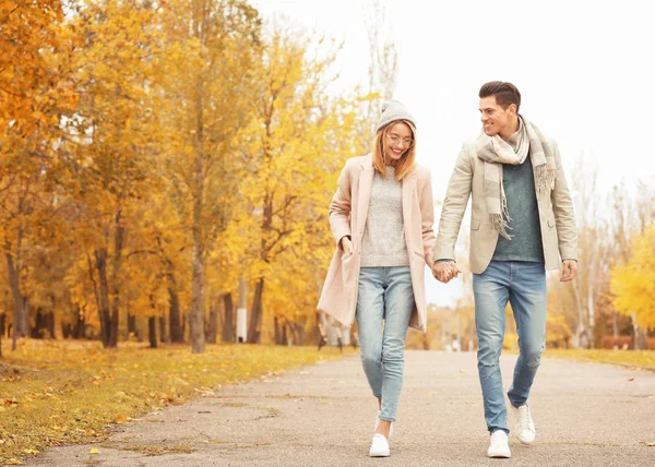 Young couple in park — Stock Photo, Image