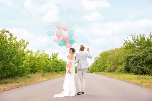 Bella coppia il giorno del matrimonio — Foto Stock