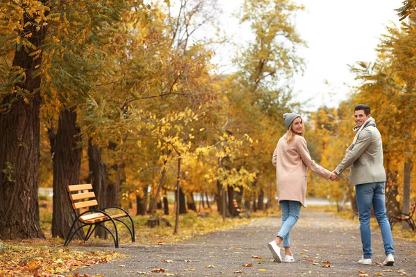 Young couple in park — Stock Photo, Image