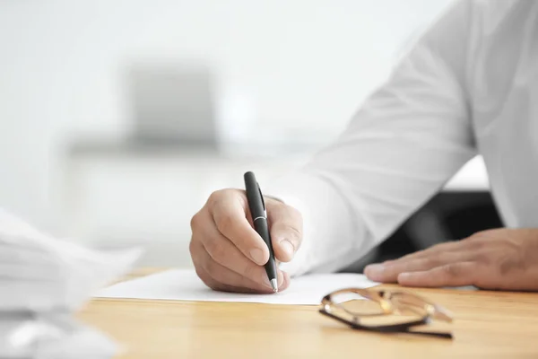 Businessman signing document — Stock Photo, Image