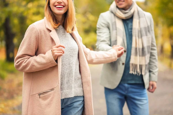 Jeune couple dans le parc — Photo