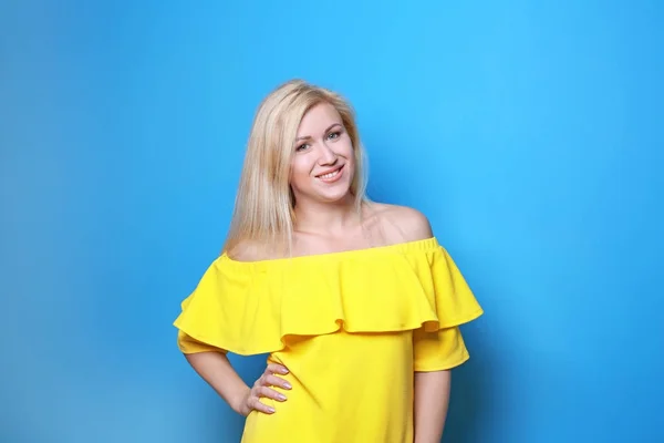 Junge Lächelnde Frau Auf Farbigem Hintergrund — Stockfoto