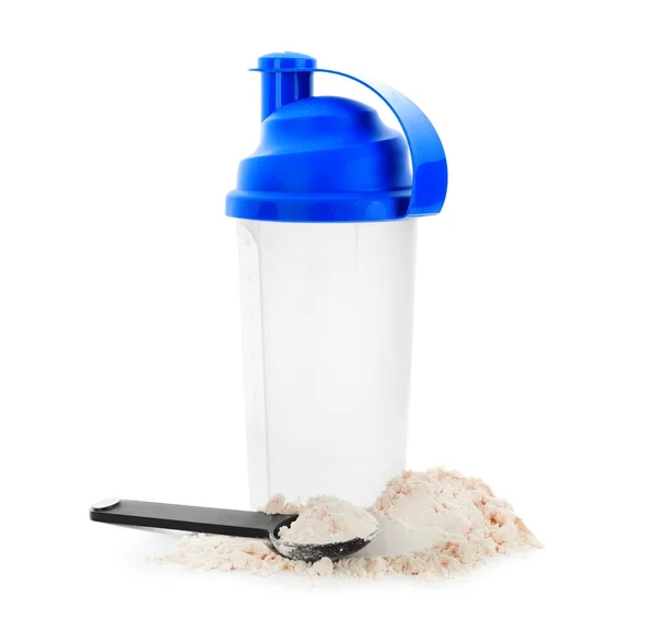 Shake białka i łyżka z białko w proszku na białym tle — Zdjęcie stockowe