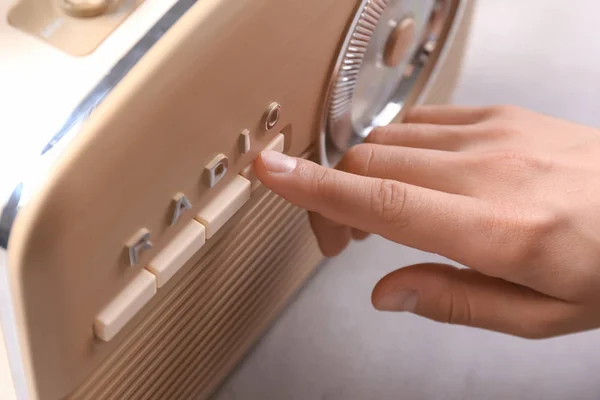 Person tuning retro rádio, close-up — Fotografia de Stock