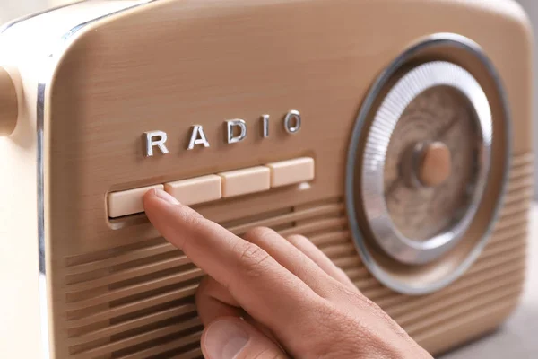 Person tuning retro rádio, close-up — Fotografia de Stock