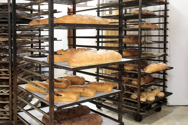 ขนมปังบนชั้นวาง — ภาพถ่ายสต็อก