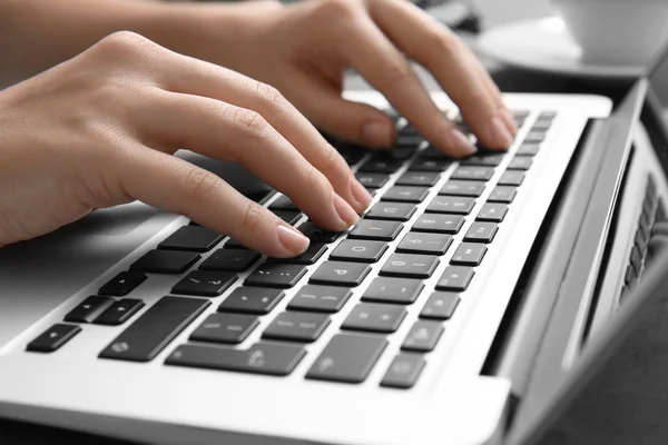 Vrouw met laptop — Stockfoto