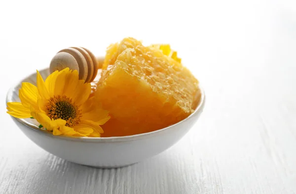 Prato com favo de mel e dipper — Fotografia de Stock