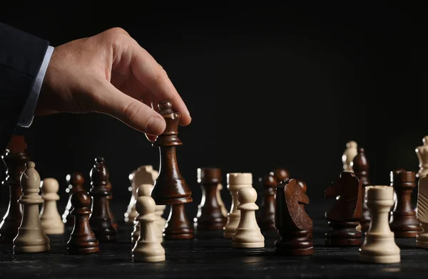 Man playing chess — Stock Photo, Image