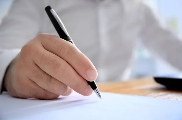 Zakenman ondertekening document — Stockfoto