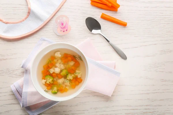 Тарілка з дитячим супом — стокове фото