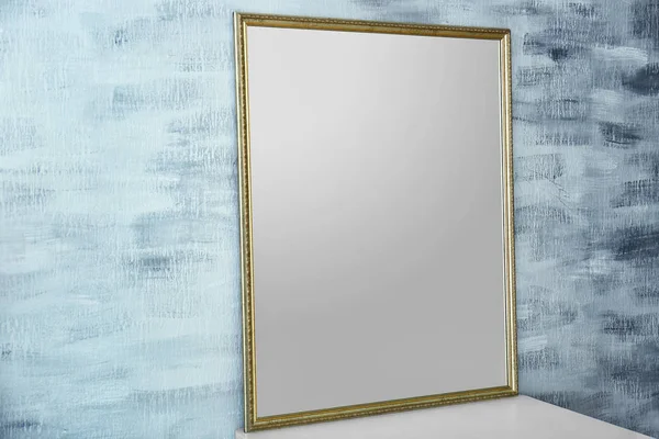 Gyönyörű tükör-tábla, színes fal közelében — Stock Fotó