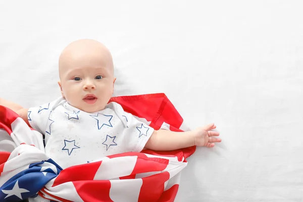 Lindo bebé envuelto en bandera americana — Foto de Stock