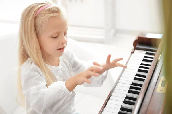 어린 소녀 실내 피아노 연주 — 스톡 사진