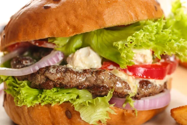 Hamburguesa fresca y sabrosa —  Fotos de Stock