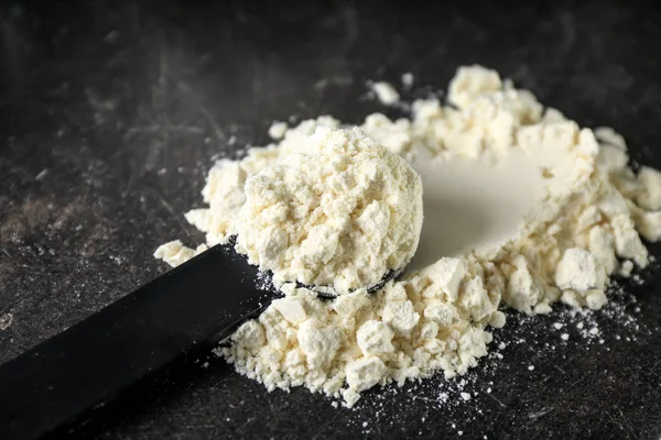 粉末状のタンパク質とスプーン — ストック写真