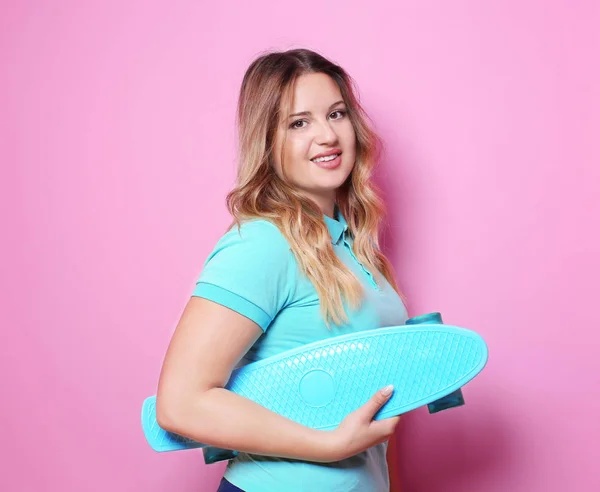 Jovem Mulher Sorridente Com Skate Bordo Sobre Fundo Cor — Fotografia de Stock