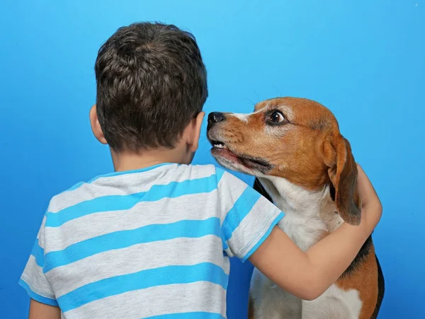 Schattige jongen met hond — Stockfoto