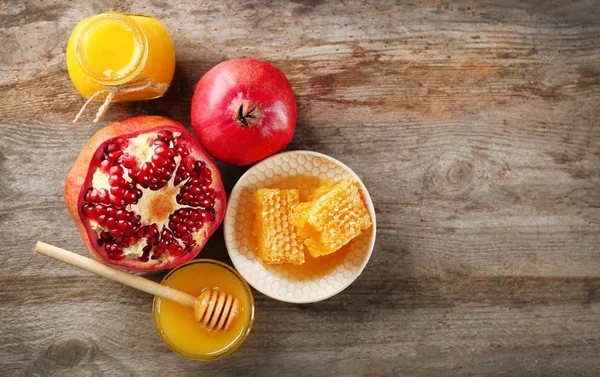 Композиція з медом та фруктами — стокове фото