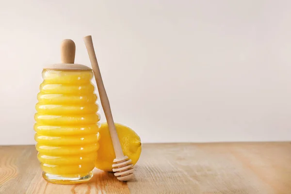 Αρωματικό μέλι σε γυάλινο βάζο — Φωτογραφία Αρχείου