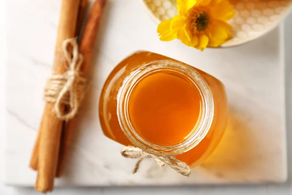 Aromatisk honung i burk och kanel — Stockfoto