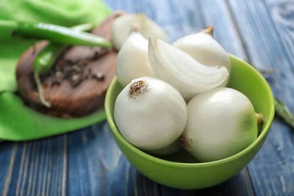 Bowl with ripe onions — Stock Photo, Image