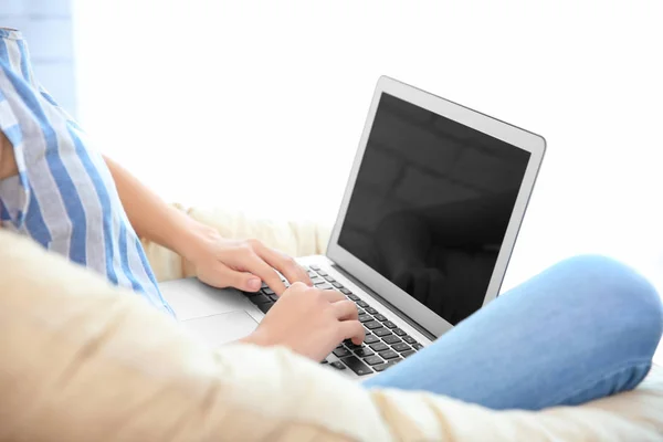 Evde Dizüstü bilgisayar kullanan kadın — Stok fotoğraf