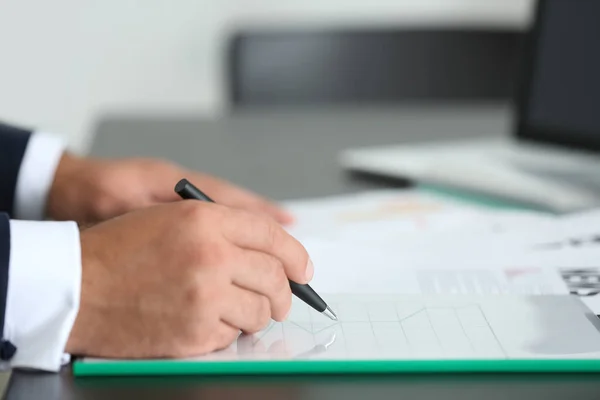 Zakenman ondertekenen van documenten — Stockfoto