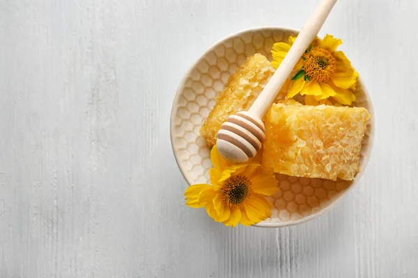 Placa com favo de mel e dipper — Fotografia de Stock