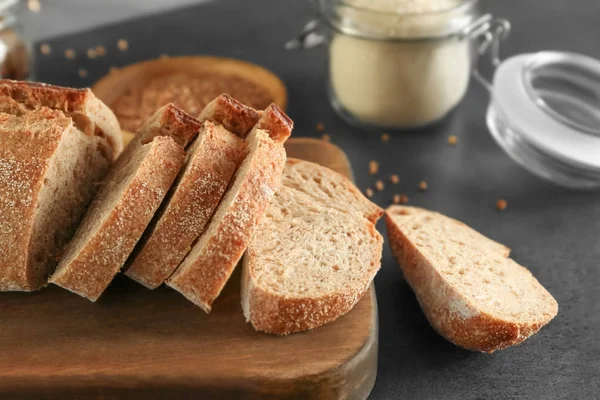 Roti soba diiris di papan kayu — Stok Foto