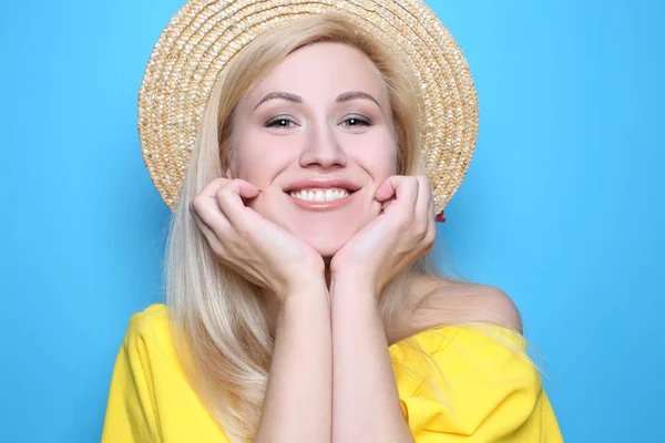 Jovem Mulher Sorridente Chapéu Sobre Fundo Cor — Fotografia de Stock