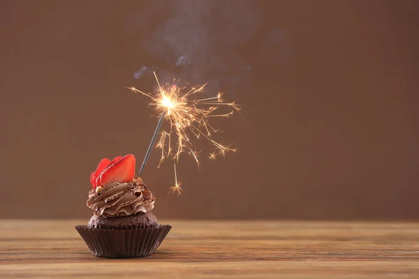 Sabroso cupcake de chocolate con espumoso —  Fotos de Stock