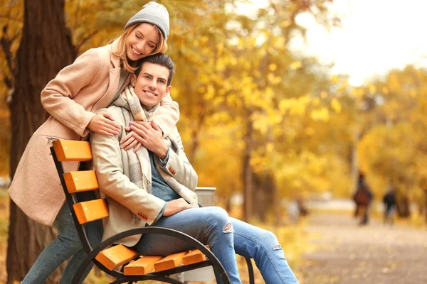 Jovem casal no parque — Fotografia de Stock