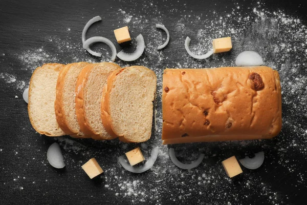 Roti segar dengan keju — Stok Foto