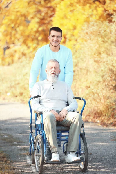 Verzorger wandelen met senior man — Stockfoto