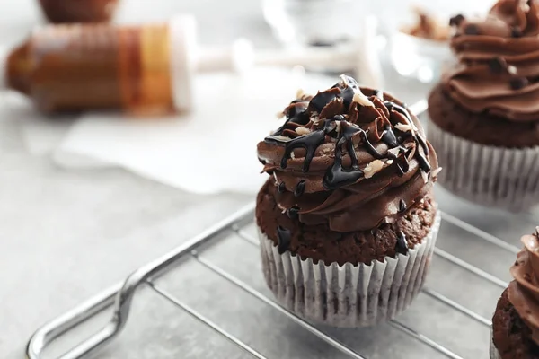 Tasty chocolate cupcake — Stock Photo, Image