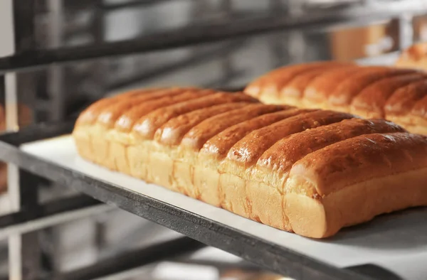 Panes de pan en estanterías — Foto de Stock