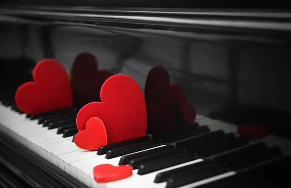 Corazones rojos en la tecla de piano —  Fotos de Stock