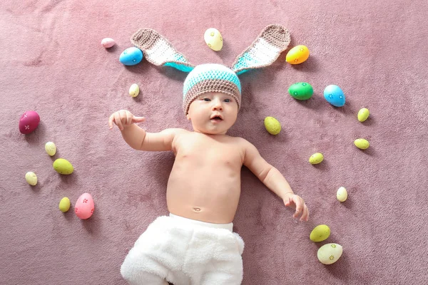 Bebê bonito em chapéu de coelho com ovos de Páscoa — Fotografia de Stock