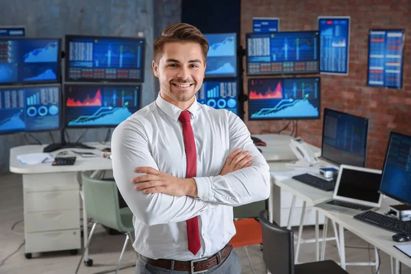 Uomo stock trader che lavora in ufficio — Foto Stock