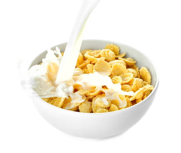 Nalévá mléko do mísy s corn flakes — Stock fotografie